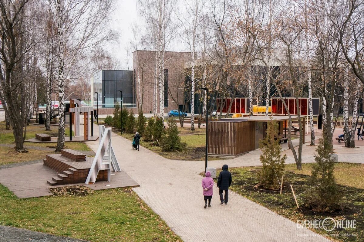 Набережные челны на татарском. Парк Бибишева Набережные Челны. Театральный парк Набережные Челны. Сквер Набережные Челны. Парк в Набережных Челнах татарский драматический театр.