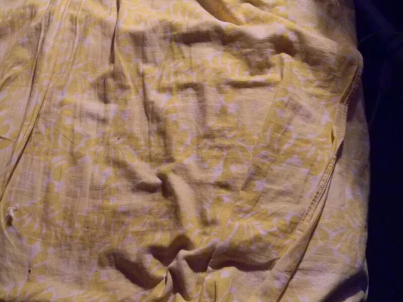 Старая тряпка. Старая рваная одежда. Грязная тряпка. Грязная тряпка. Скомканная тряпка.