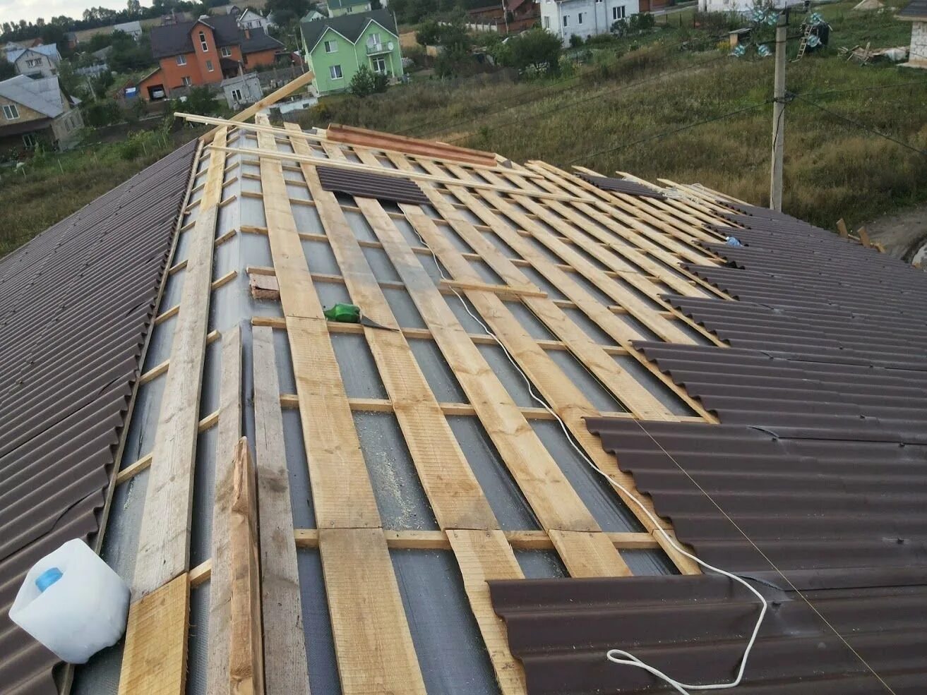 Крыша под шифер. Крыша асбестоцементные листы. Обрешётка под шиферную крышу. Крыша под шифер. Шаг обрешетки под шифер.