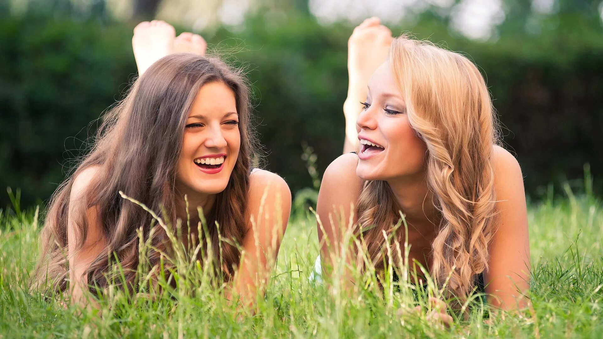 две женщины. подруги. девушка внимательно слушает фото. две женщины ссорятся. женщины шепчутся.