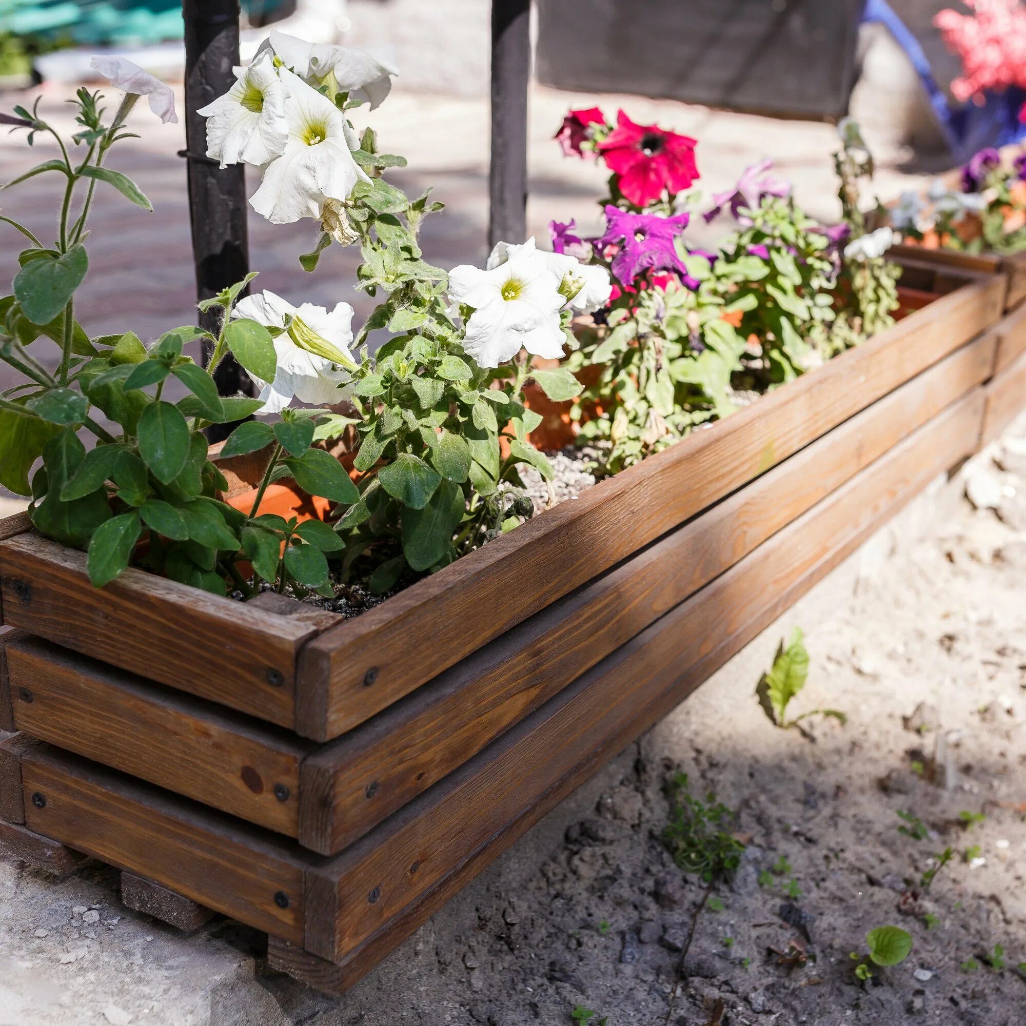 Высокие клумбы. Клумба из досок для цветов. Скамейка с клумбой. Цветочница каскад уличная. Клумба из досок для цветов.