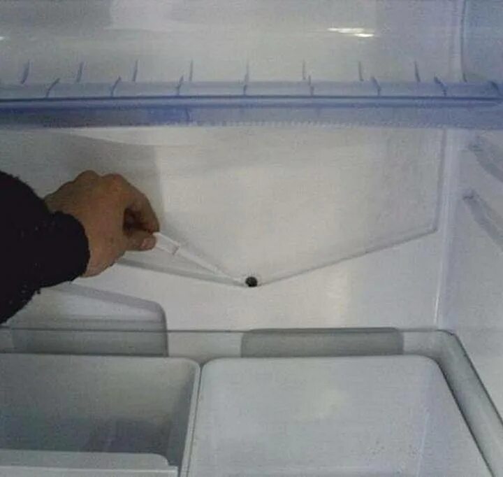 Вода на задней стенке холодильника. Холодильник Индезит сливное отверстие. Дренажное отверстие в холодильнике Индезит. Дренажное отверстие в холодильнике Бирюса. Холодильник Ardo дренажное отверстие.