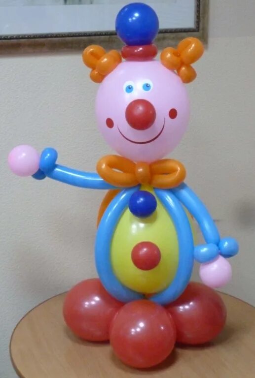 Эль шарами. Клоун из шаров. Клоун из воздушных шаров. Фигура клоуна из шаров. Композиция из шариков с клоуном.