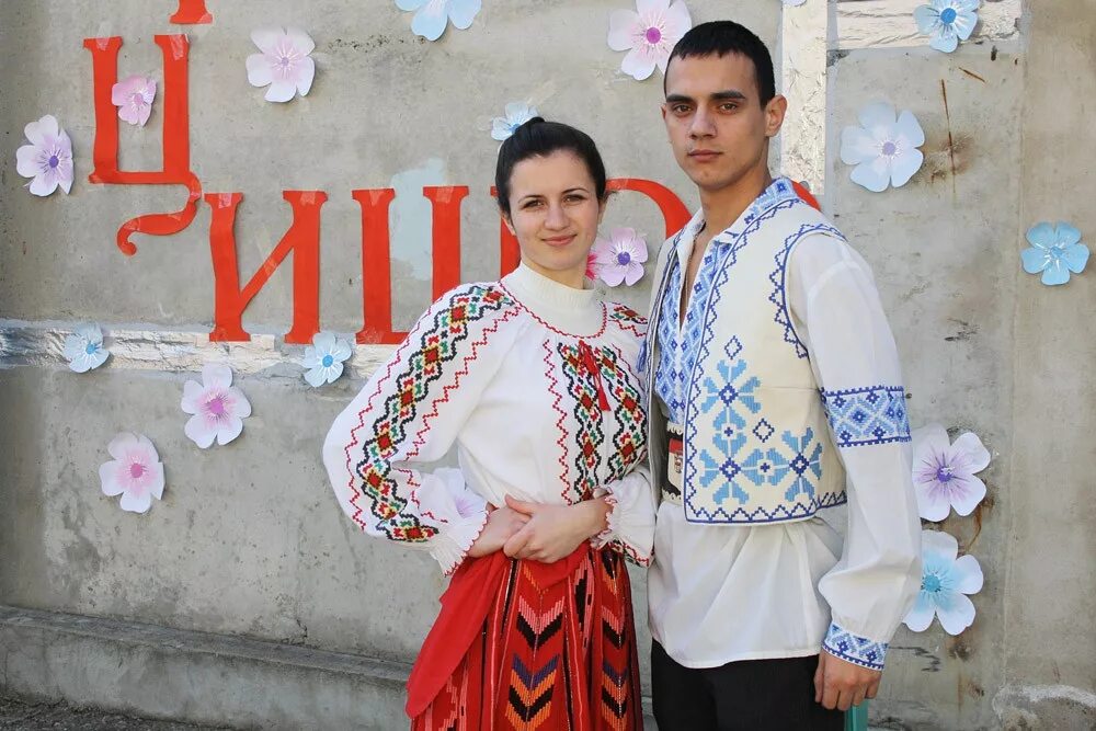 Где купить молдовы. Молдаване. Молдавский национальный костюм. Типичные молдаване. Молдавские парни.