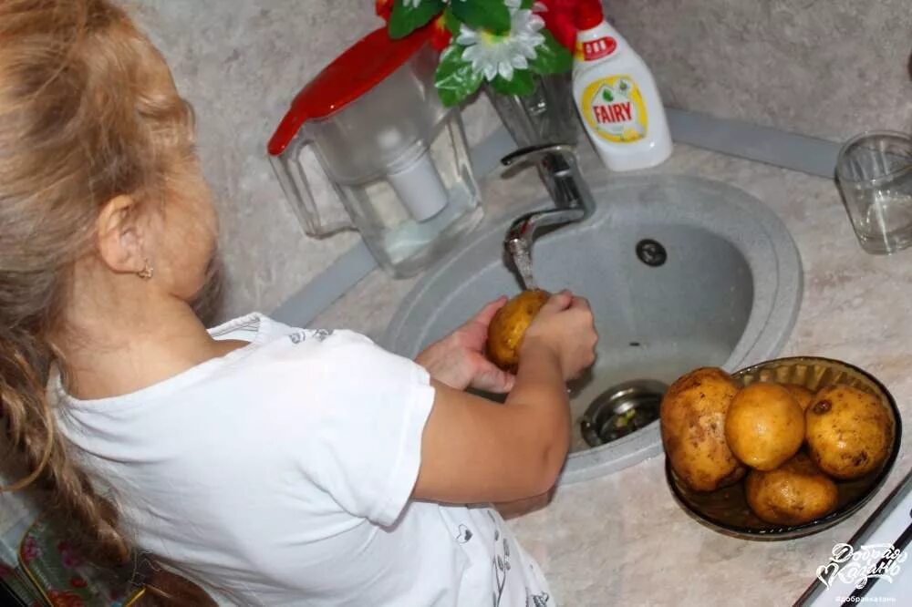 Мытье картофеля. Мытая картофелина. Моем картошку фото. Можно ли мыть картошку. Чистка картошки.