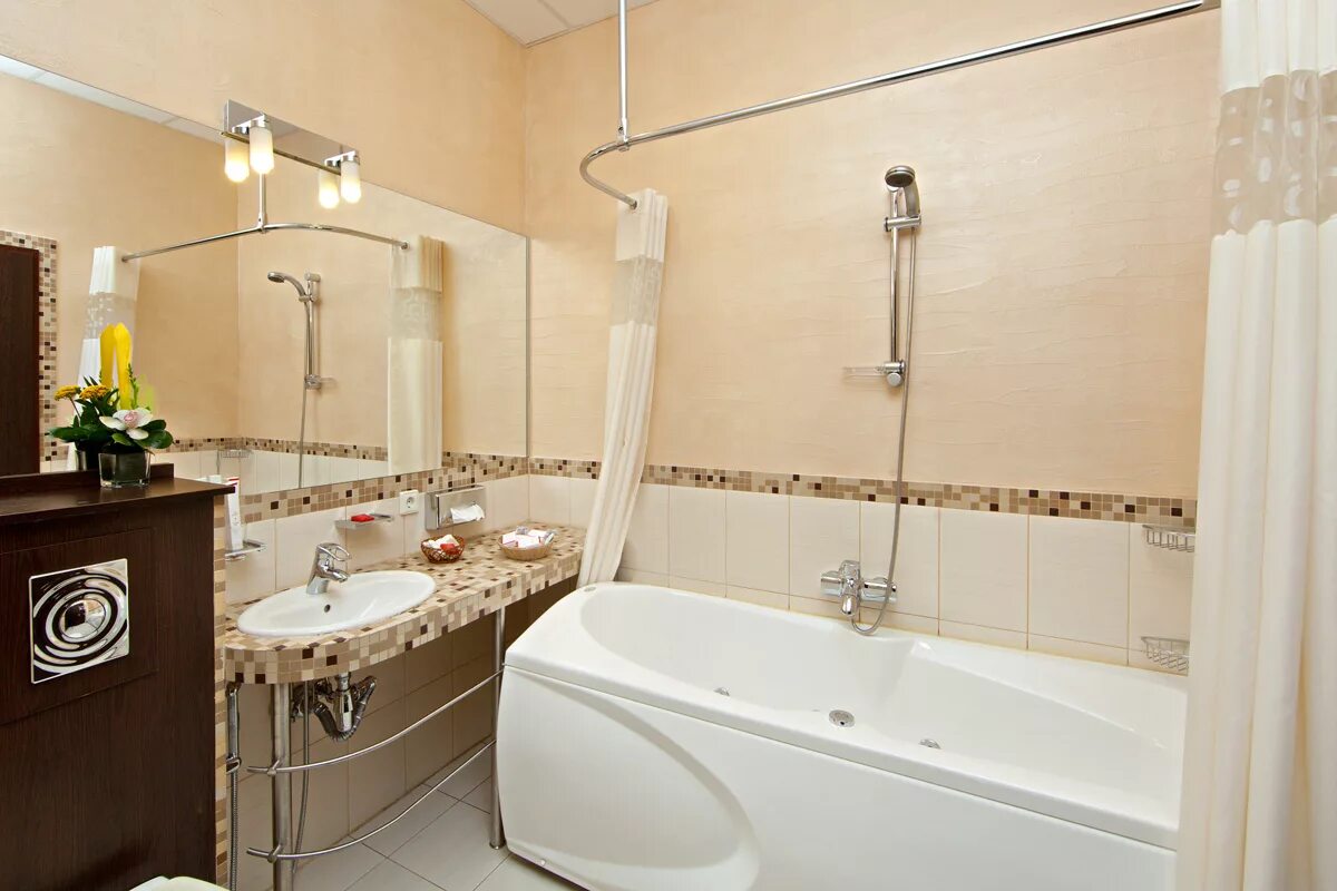 Ванная спб. Ванная комната обычная русская. Ванная в квартире Петербург. Ванная в отеле простая. Ванная комната в гостинице недорогой.