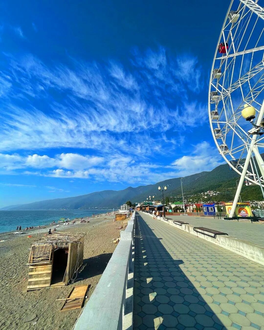 Гагра набережная колесо обозрения. Пицунда колесо обозрения. Набережная гагры абхазия 2022. Гагра колесо. Колесо обозрения гагра абхазия.