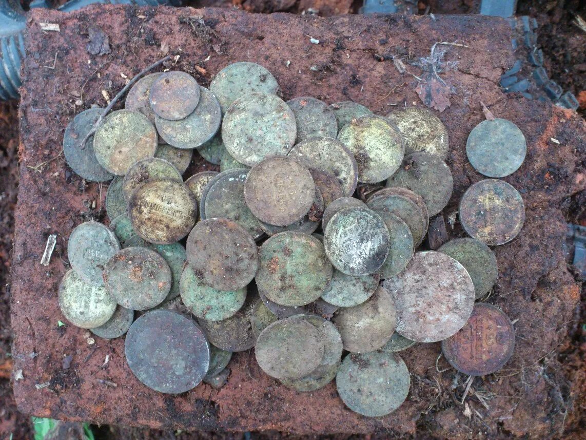 Старинные находки. Какие элементы используют когда ищут клад. Раскопки находки металлоискателем. Новообинцевский клад. Серебряные монеты из кладов.