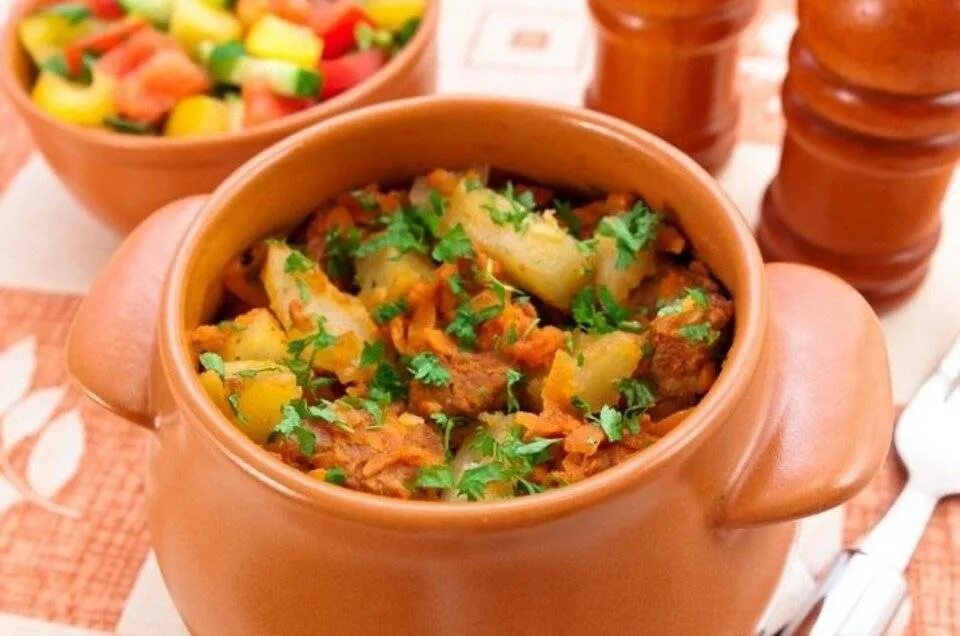 Жаркое из курицы с картошкой в горшочках в духовке. Жаркое в горшочках. Горшочки с курицей рецепт с овощами. Рагу в горшочках. Овощи в горшочках в духовке.