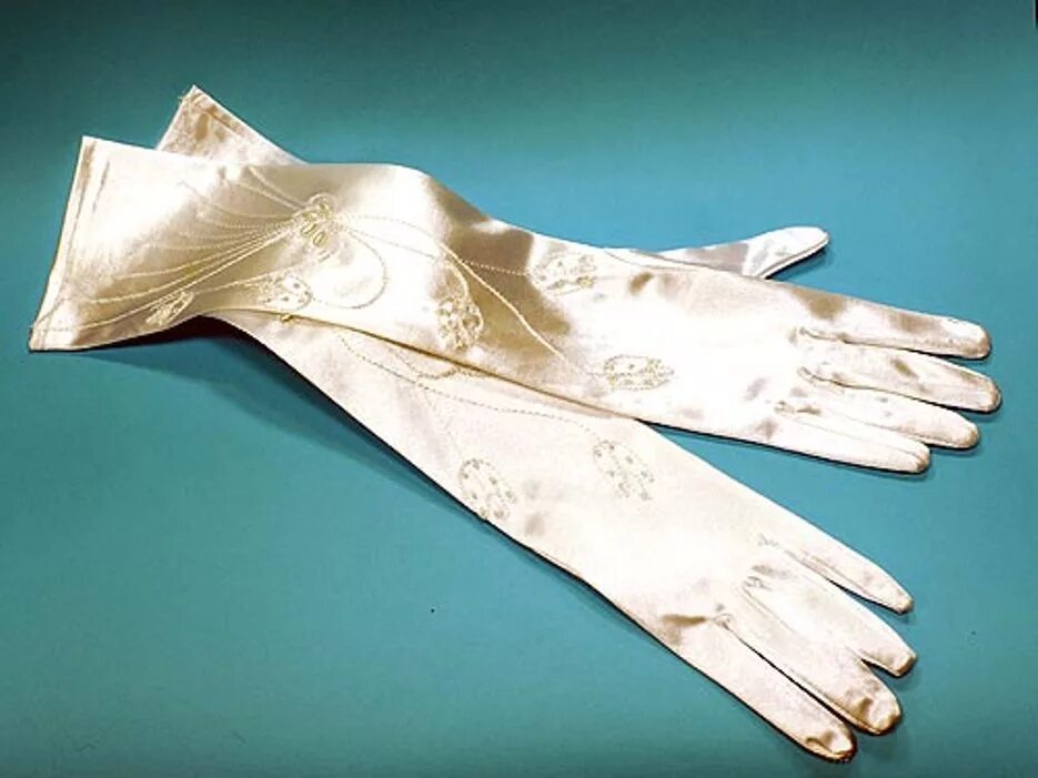 Фильдеперсовый что это. Бальные дамские перчатки 19 века. Перчатки бальные женские. Перчатки 19 века женские. Бальные перчатки 19 век.