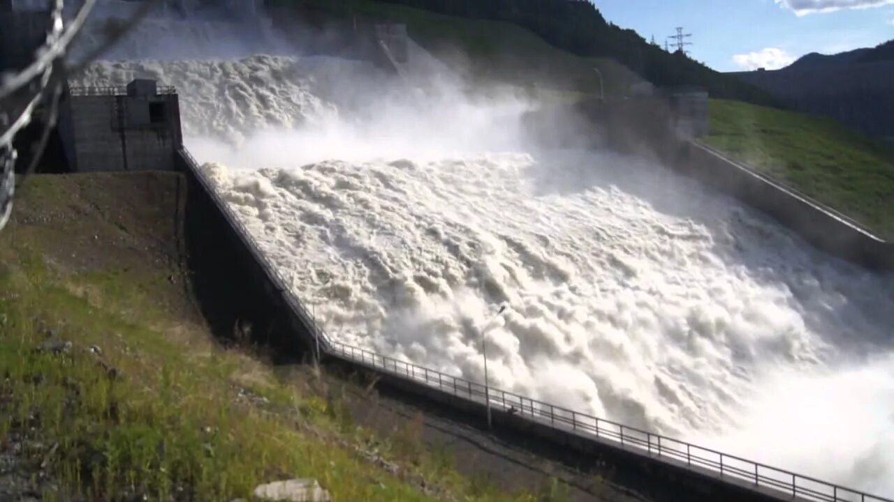 Красноярская ГЭС водосброс. Саяно-Шушенская ГЭС сброс воды. СШГЭС аварийный водосброс. Опустить воду геншин