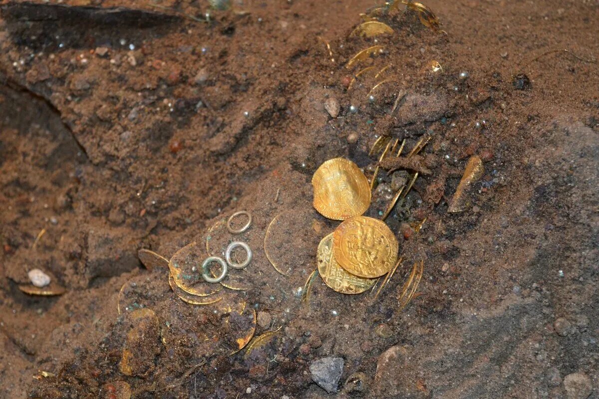 Золото умальты история. Клад монет Фанагория. Находки металлоискателем кладов золота. Золотые находки кладоискателей. Монеты находки копателей.