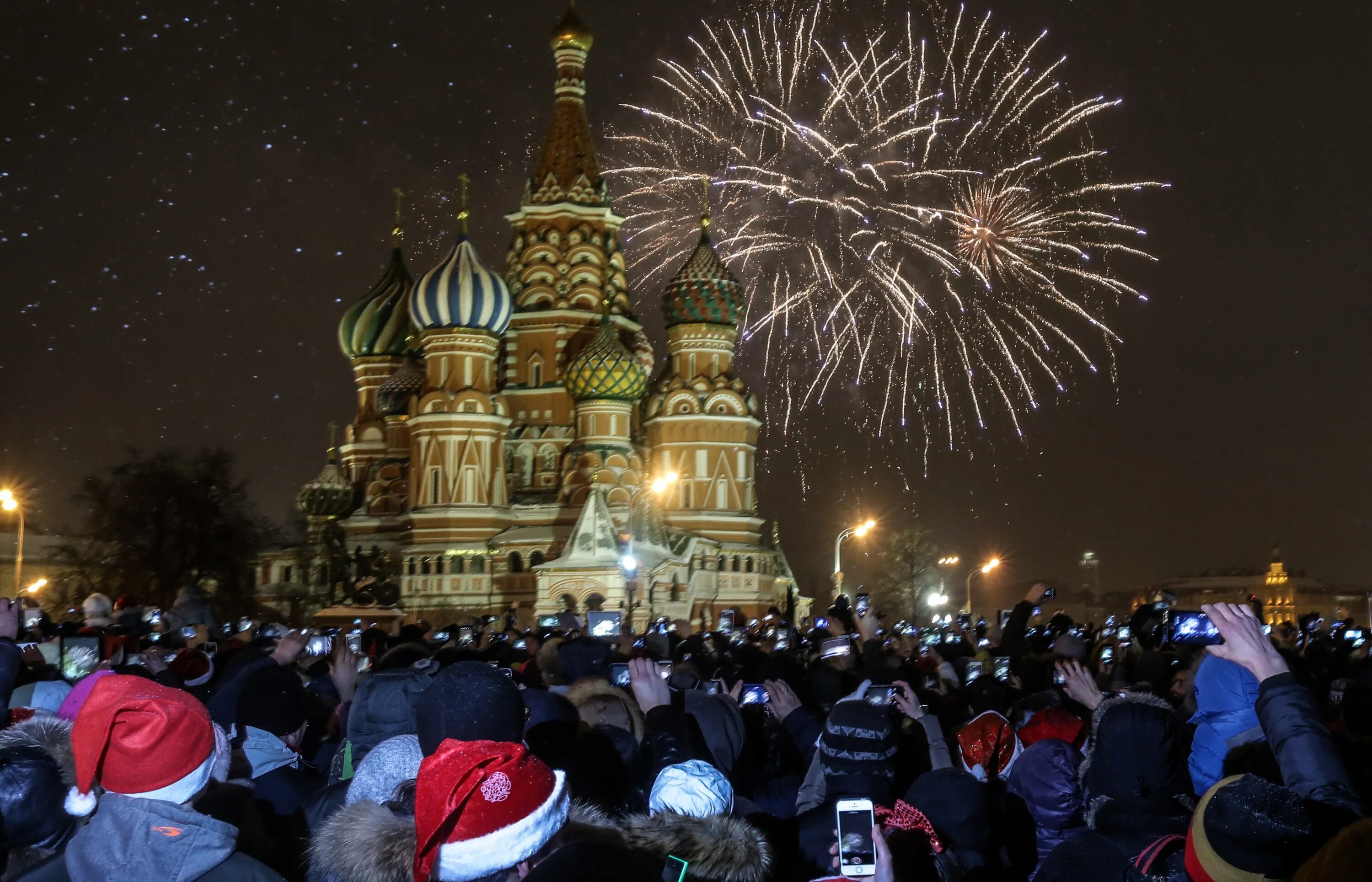 Образование нового года в россии. Празднование нового года в России. Праздник новый год в России. Новогодняя ночь в России. Новогодняя красная площадь в Москве.