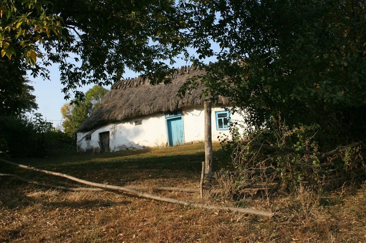 Последняя хата. Украина село мазанки. Западная Украина мазанки. Украинская хата Мазанка 17 века. Мазанки Белгородская область.