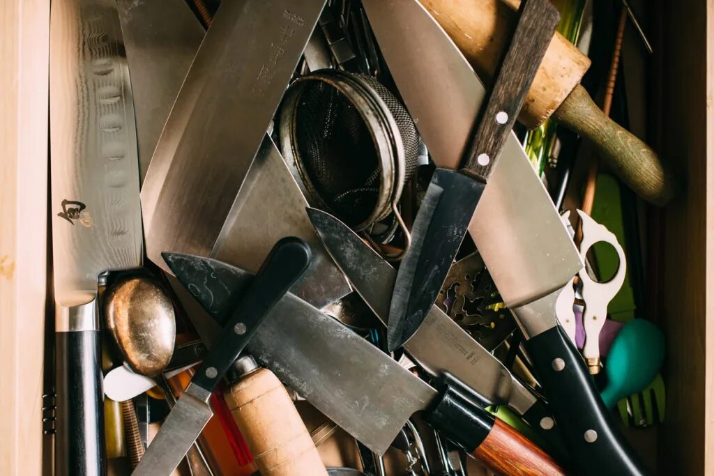 Куча ножей кухонных. Много ножей. Хранение ножей на кухне. Нож для дома.