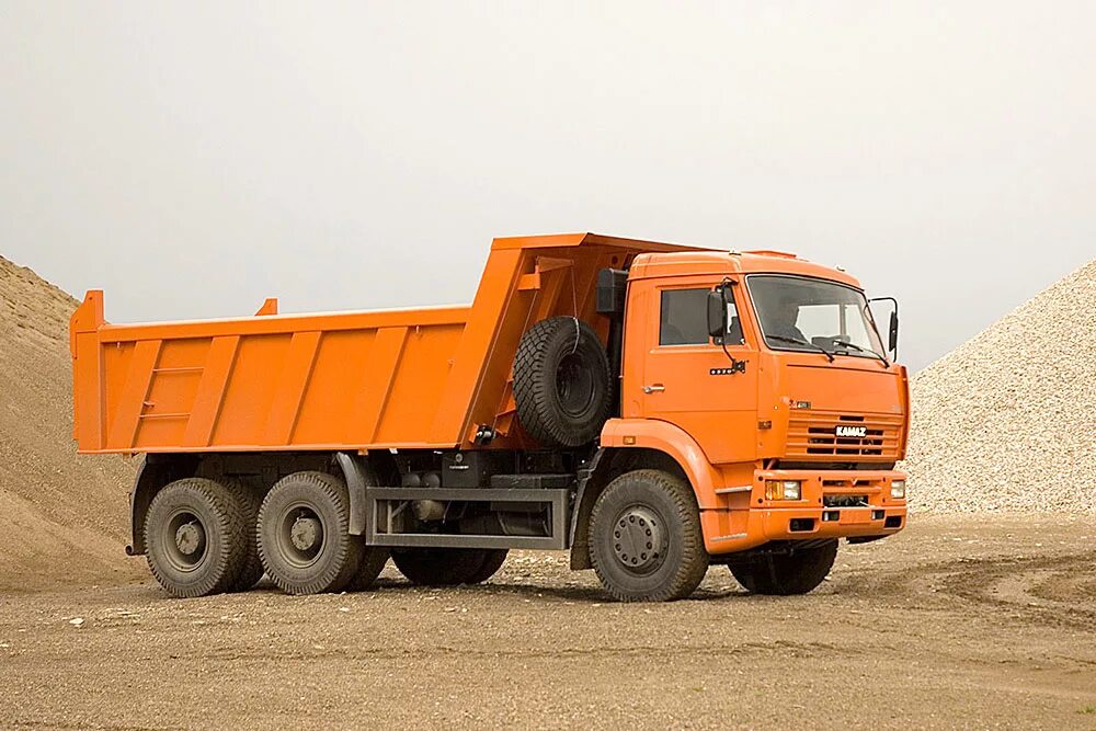 колонна самосвалов с грунтом.