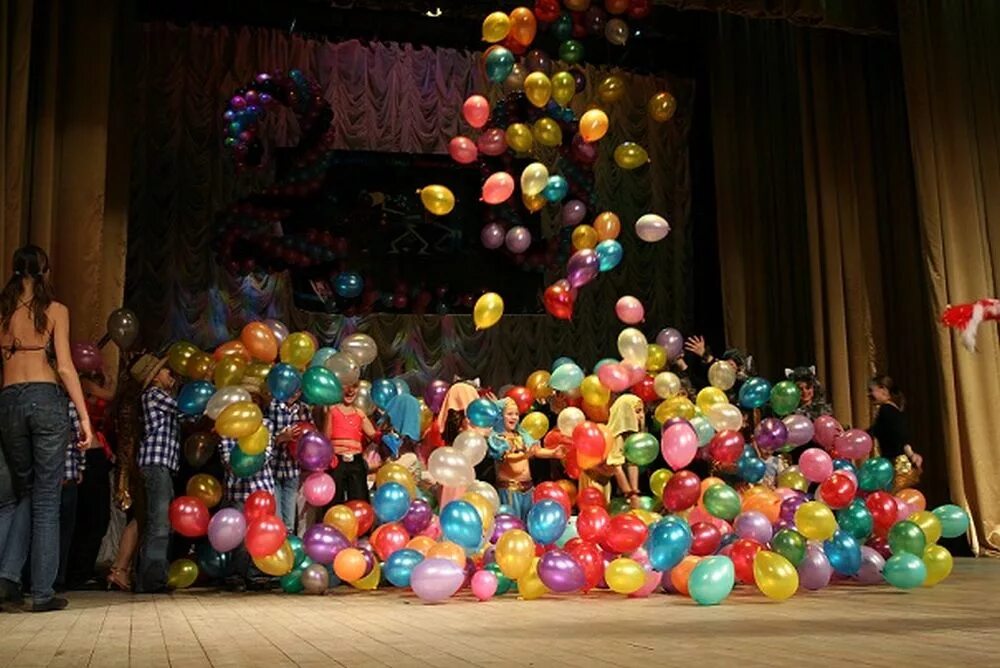 Конкурсы с воздушными шариками. Дискотека с воздушными шарами. Шоу шаров на детский праздник. Праздник с воздушными шарами. Шар шоу для детей на праздник.