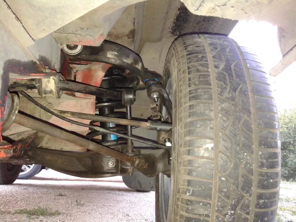 Передняя подвеска транспортер т4. Подвеска т4 фольксваген. Регулировка колдуна фольксваген т4. 5 tdi поднимаем на подъемнике. Развала на верхней шаровой фольксваген т 4.