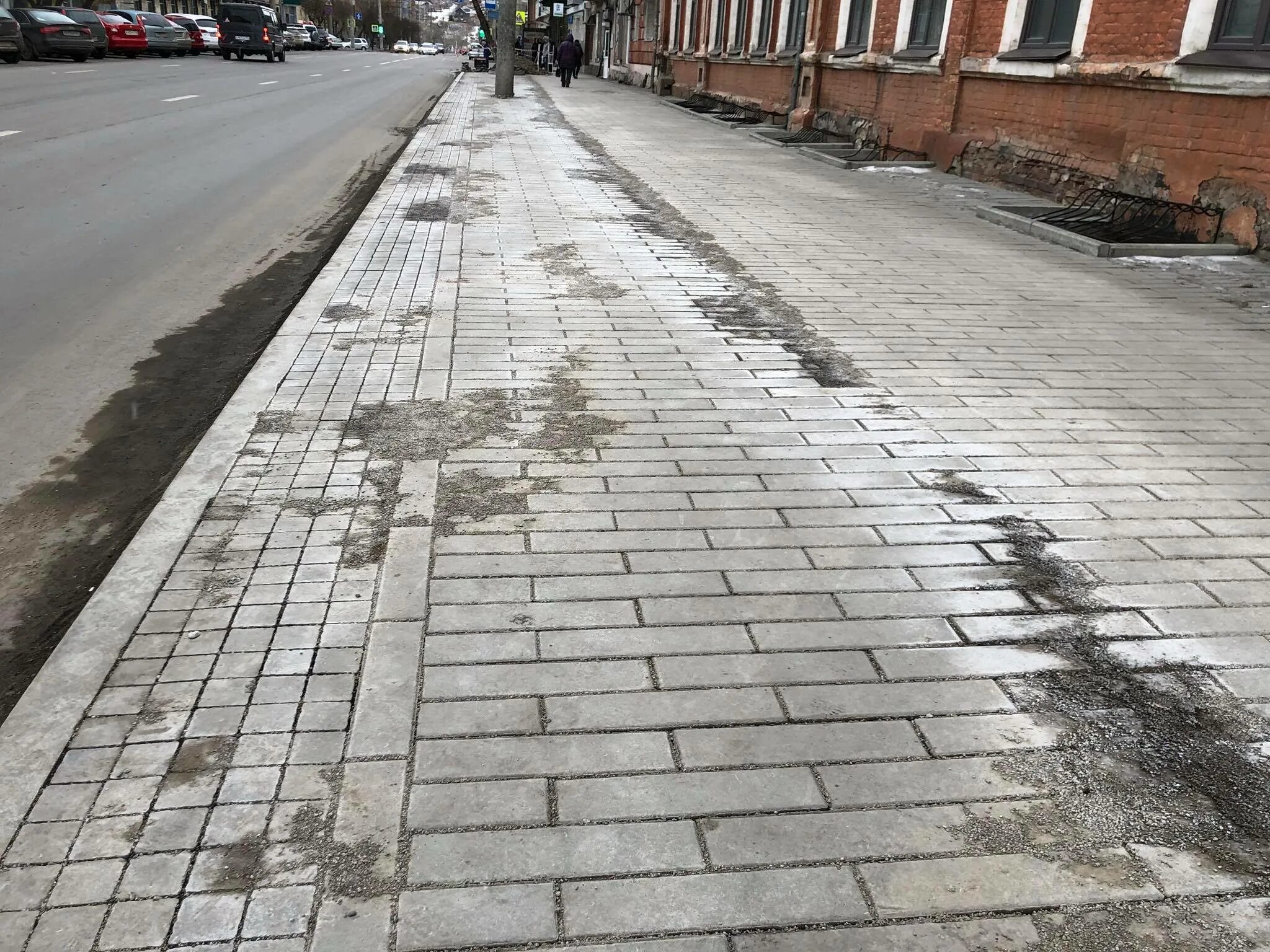 Бордюр на дороге. Дорога тротуар бордюрный камень. Край тротуара. Микрорайон пролетарский пермь. Самый край тротуара.