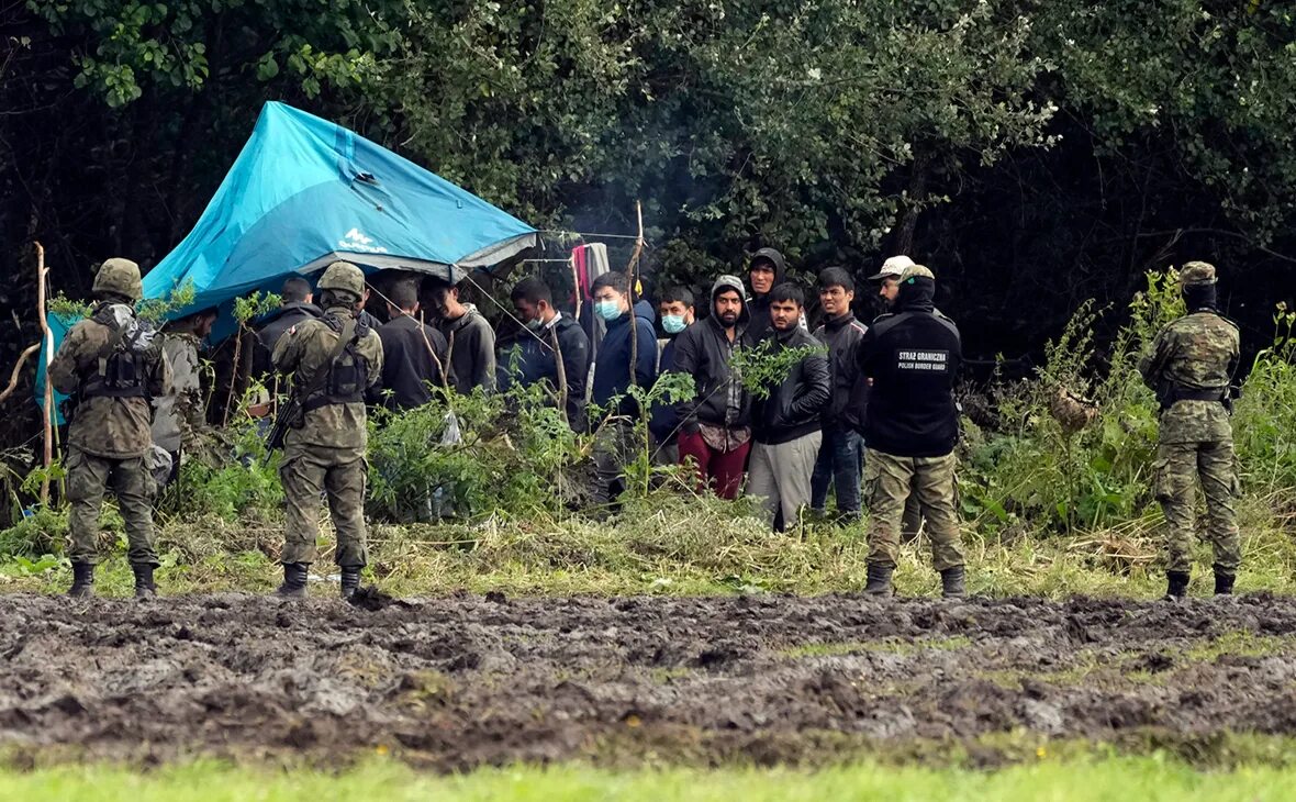 Кризис на белорусско польской границе. Забор на границе с польшей. Польские пограничники и мигранты. Мигранты на границе беларуси. Миграционный кризис на границе белоруссии.