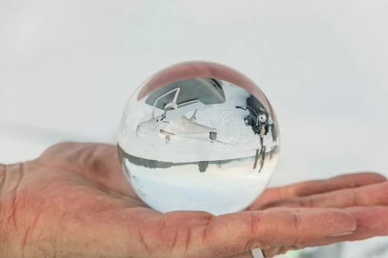 Навигация по хрустальному шару. Шар чтобы видеть будущее. Увидеть будущее в шаре. Руки на белом шаре. Хрустальный шар Анапа с водой.