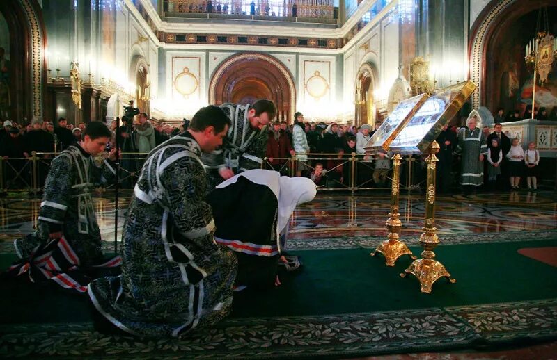 Прощеное воскресенье в храме. Прощеное воскресенье служба в храме. Прощенное воскресенье Церковь. Поклоны в храме. Вечерняя служба в прощенное воскресенье