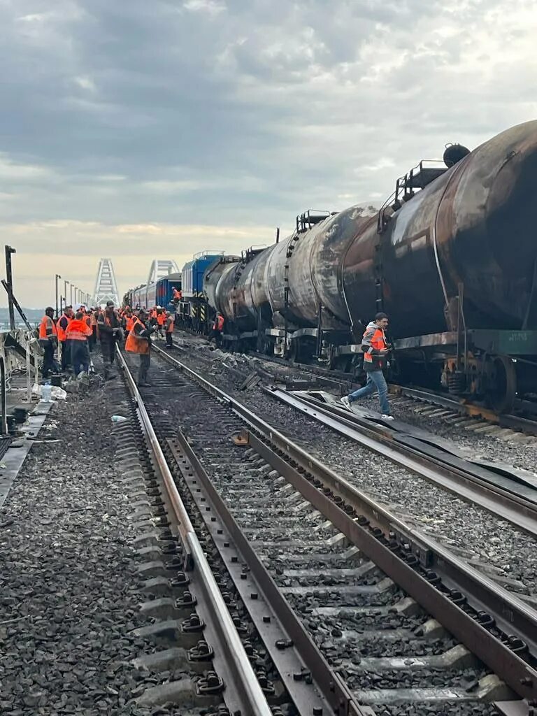 Грузовой поезд. Железнодорожная цистерна. Крымский мост железная дорога. Российские поезда. Железнодорожный крымский мост