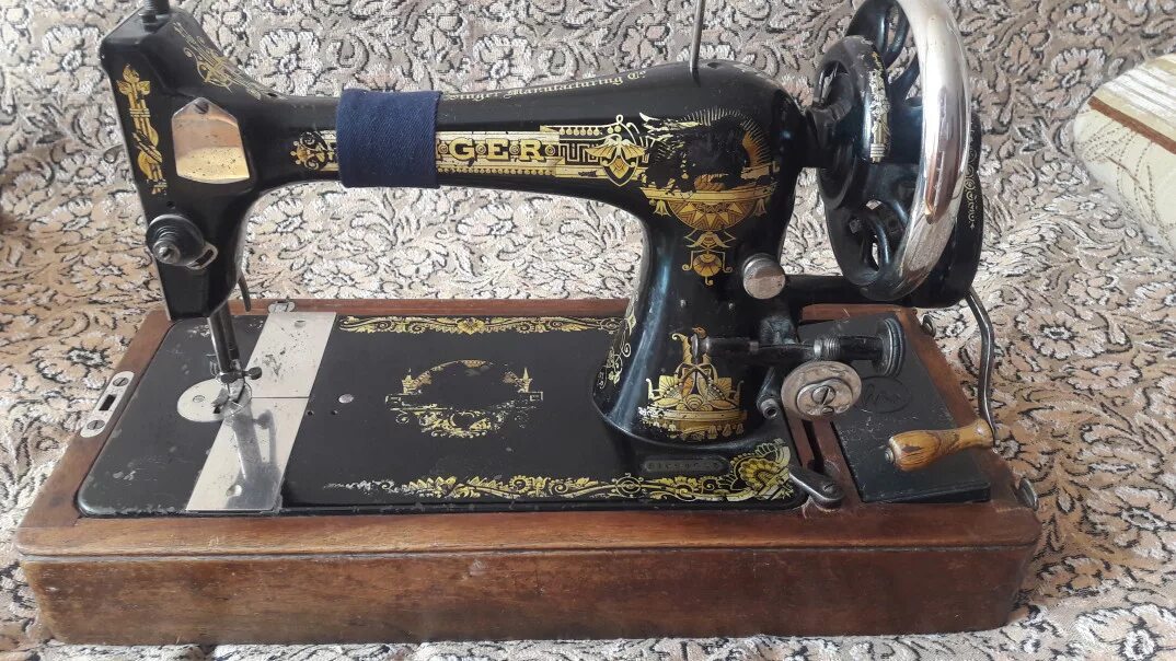 Швейные машинки старого образца зингер. Швейная машинка Зингер s010l. Швейная машинка Зингера 1841. Швейная машинка Зингера 1940г. Швейная машинка Зингер а867968.