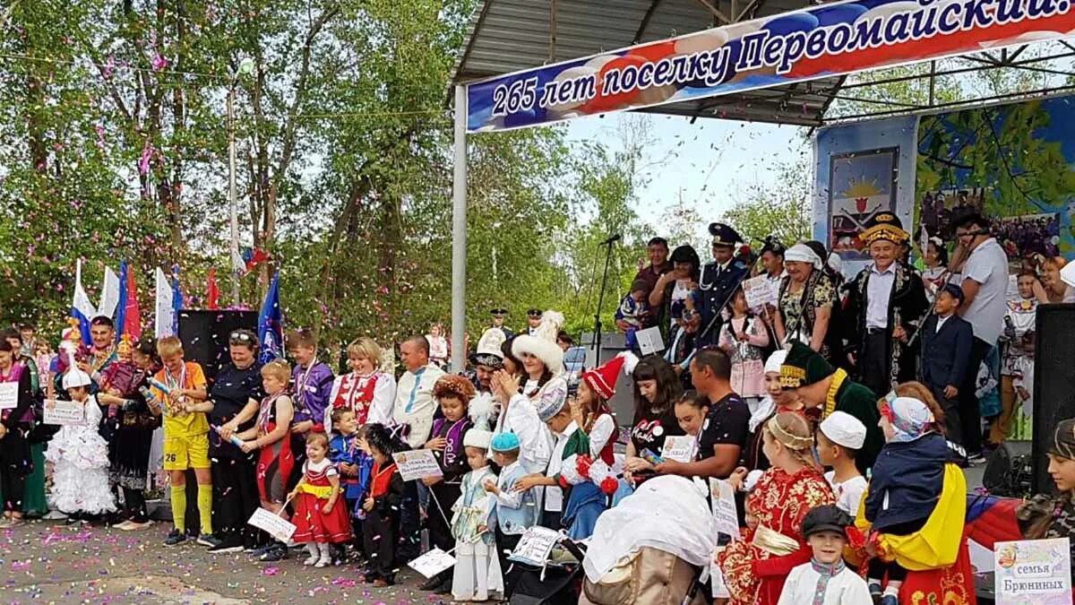 Пос первомайский оренбургской области. Оренбург поселок Первомайский. Пос Первомайское. СОШ поселка Первомайский Оренбургского района. «Первомайский праздник в городе (в посёлке)».