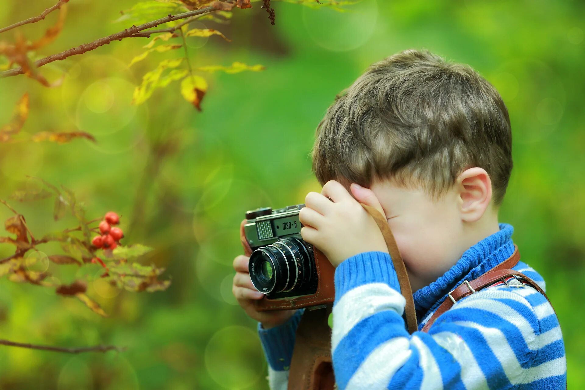 Дети и природа. Мальчик с фотоаппаратом. Ребенок фотографирует. Ребенок фотокорреспондент. Фотоконкурс для детей