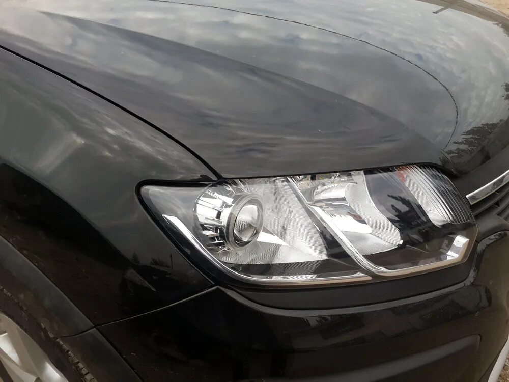 Линзованные фары рено логан 2. Рено логан 2 с 2016 года противотуманками. Линзы в фары рено логан 1. Рено логан 2 линзы. Линзы в фары рено логан фаза 1.