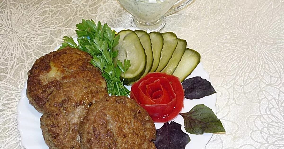 Котлеты из печени через мясорубку. Печеночные котлеты. Печёночно-картофельные котлеты. Печеночно-картофельные котлетки. Картофель с котлетой.