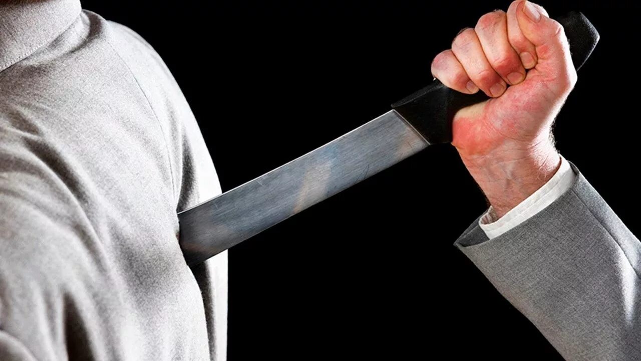 К чему снится пырнули ножом в живот. Нож для самообороны. Насильственная преступность. Сон ударил ножом человека. Ножи во сне к чему.