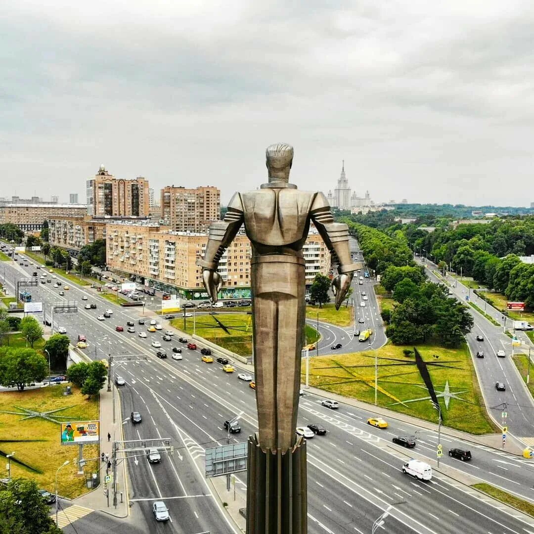 Москва гагарин будет. Памятник Гагарину Ленинский Ленинский проспект. Памятник Юрию Гагарину Ленинский проспект. Памятник Гагарину Гагаринский район. Памятник Гагарину в Москве на площади Гагарина.