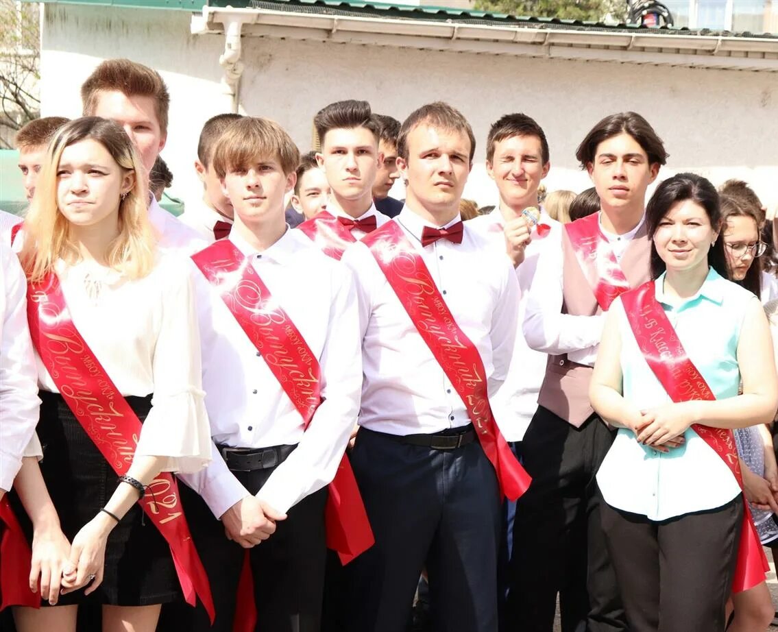 выпускники новосибирск. последний звонок 11 класс. последний звонок фото. последний звонок в школе 2019 воронеж. последний звонок 11 класс.