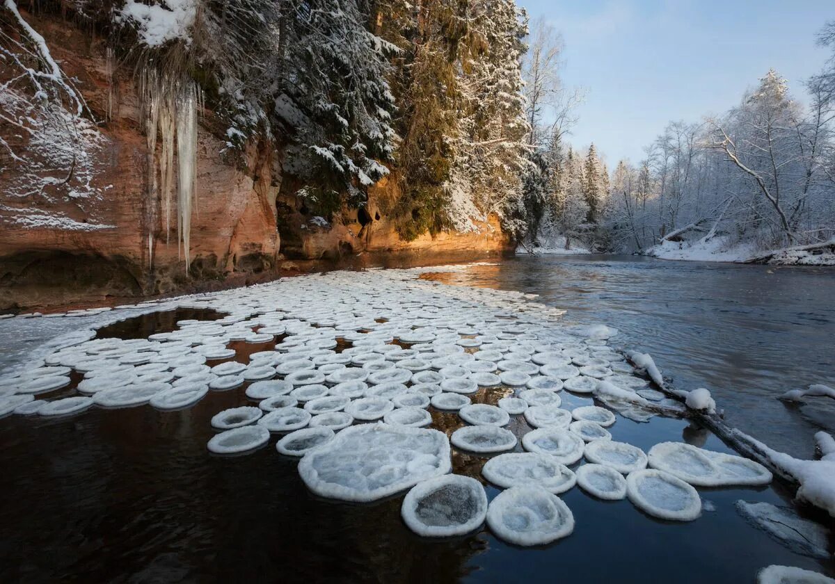 Замерзшая река. Зима замерзшая река. Зима застывшая река. Вода в реке замерзла