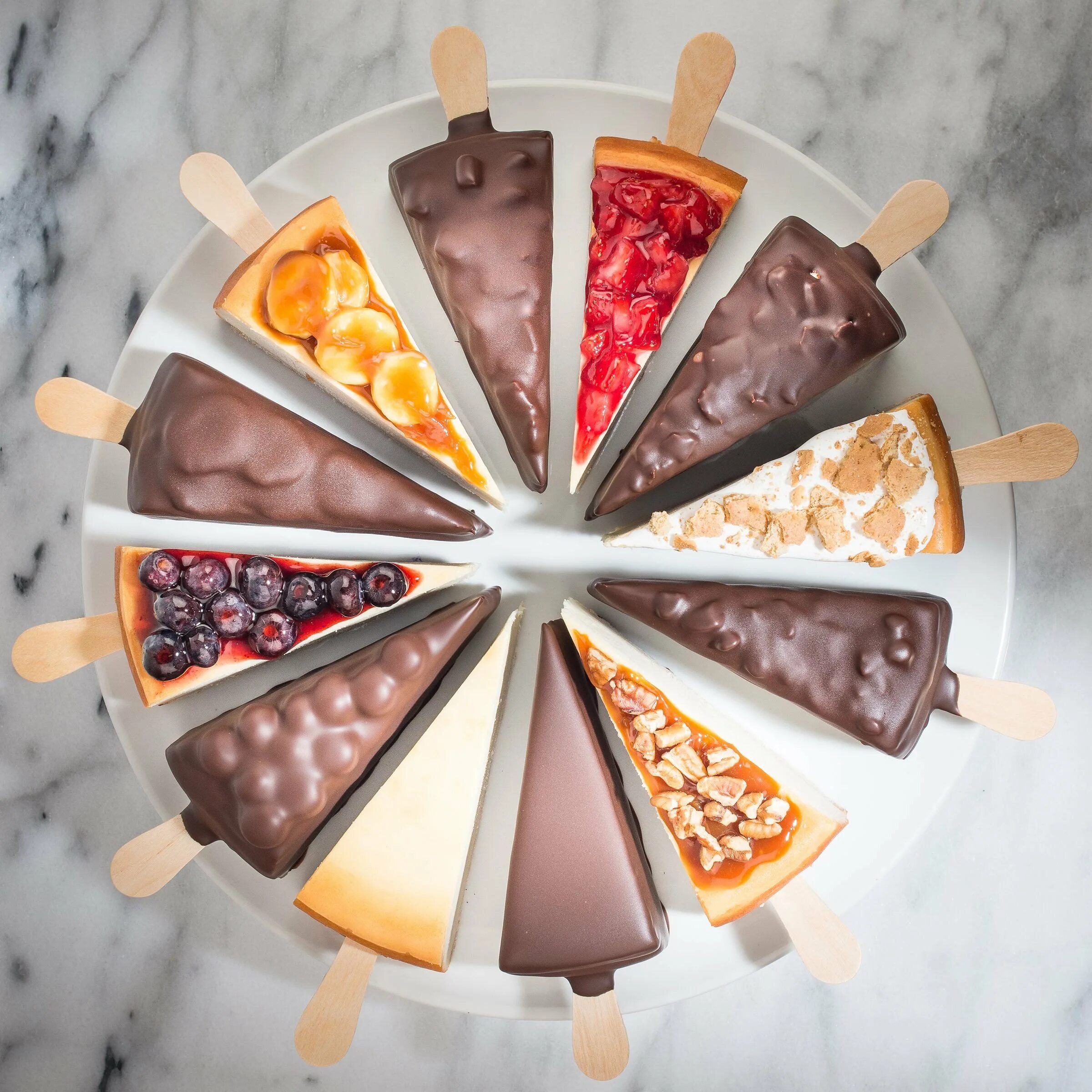 чизкейки на палочке. чизкейк эскимо на палочке. мороженое чизкейк эскимо. муссовые пирожные эскимо. пирожное в виде мороженого.