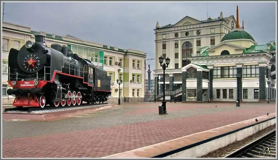 Памятник ЖД вокзал Красноярск. Железнодорожный вокзал Красноярск, Красноярск. Паровоз памятник Красноярский вокзал. Памятник паровозу Красноярск.