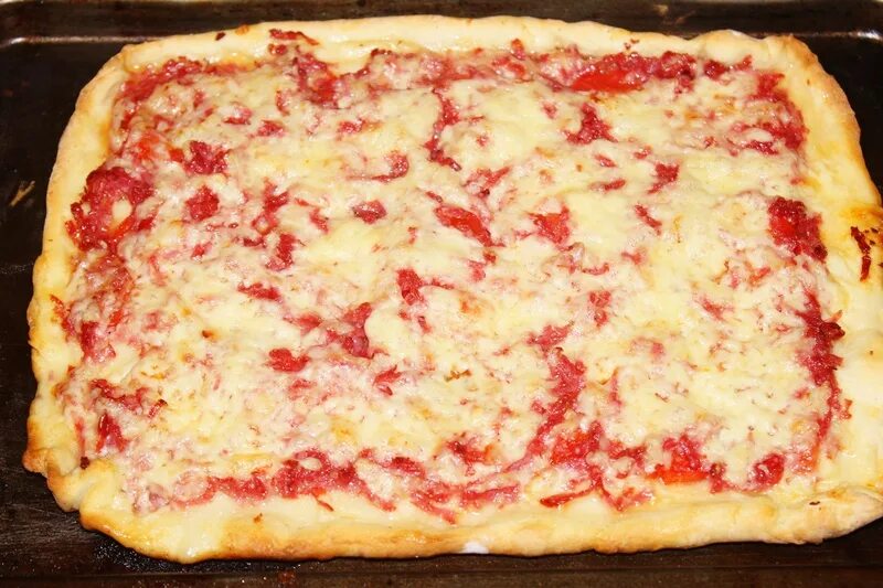 Начинка для пиццы колбаса помидоры. Пицца в духовке с колбасой и сыром и помидорами. Домашняя пицца с колбасой и сыром. Домашняя пицца с колбасой сыром и помидорами. Пицца с колбасой и сыром в духовке.
