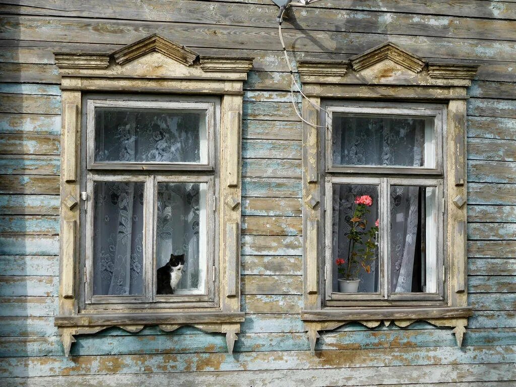 Старинные окна. Окно в деревенском доме. Деревянное окно в деревн. Оконная рама в деревне. Пластиковые окна в старых домах