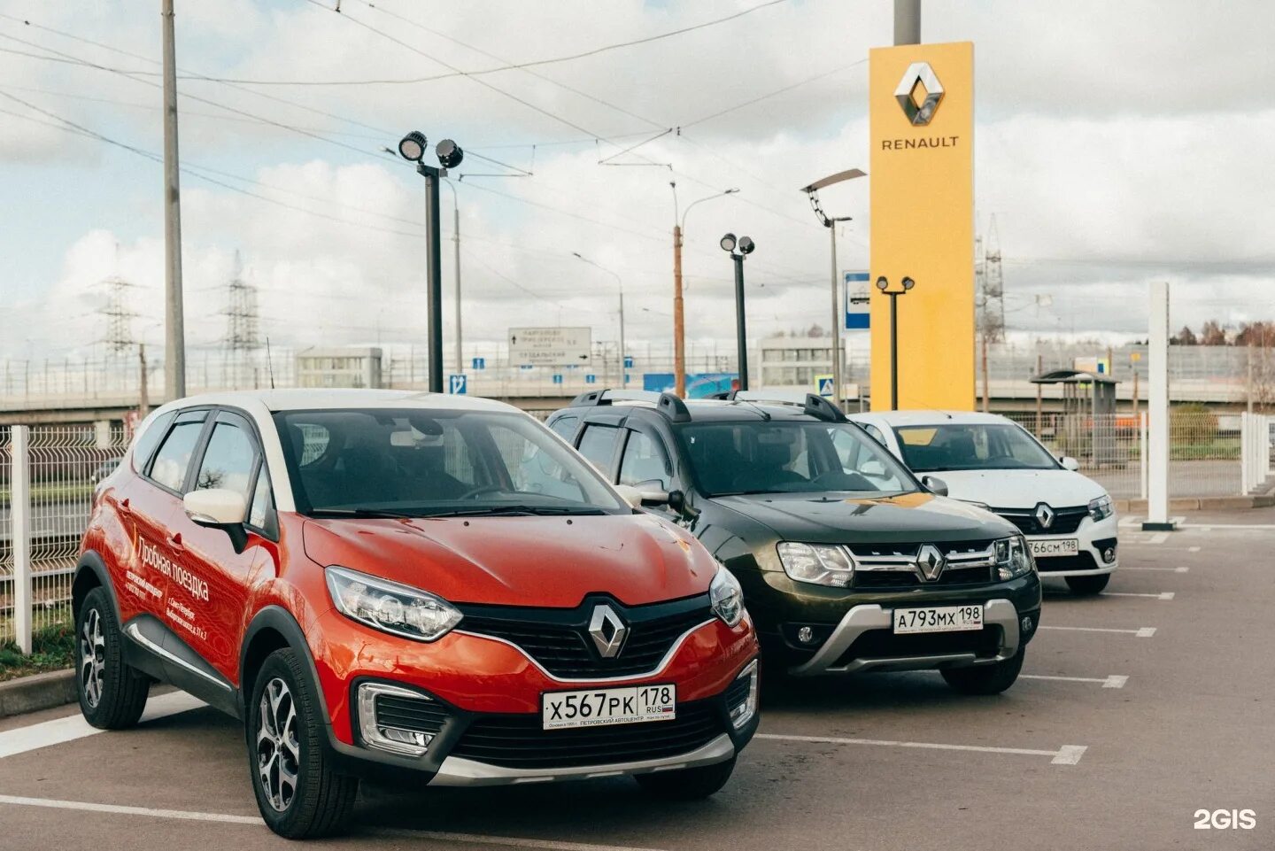 Renault петербург. Автосалон Рено. Петровский Рено. Рено Россия. Дилер Рено в СПБ.