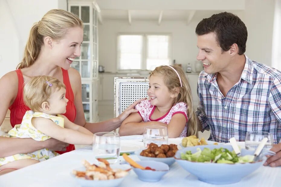 Почему дети любили ужинать со взрослыми. Семья за столом. Счастливая семья за столом. Питание семьи. Здоровая семья.