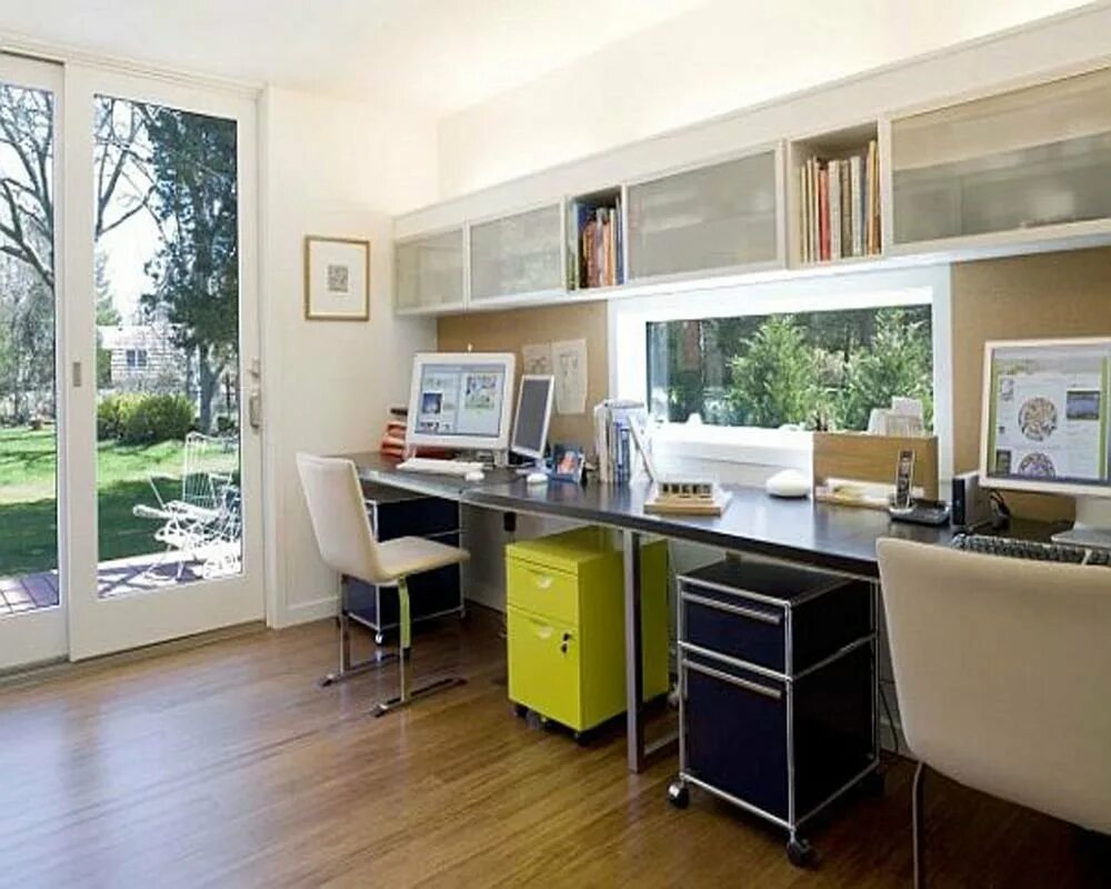 Письменный стол вдоль окна. Компьютерный стол вдоль окна. Письменный стол возле окна. Интерьер рабочего кабинета. Стол у окна для двоих