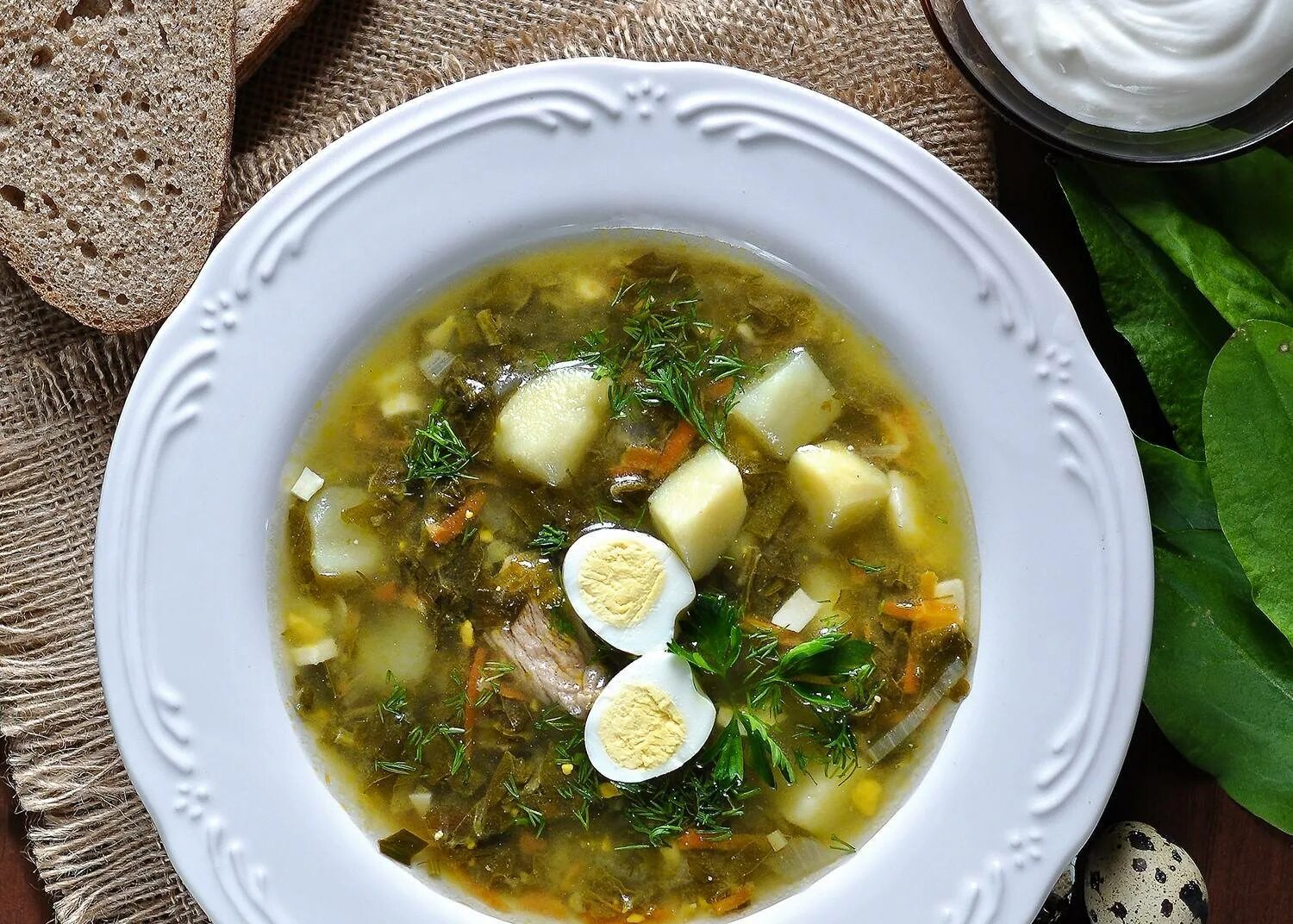 Суп со щавеля с мясом и яйцом. Зелёный борщ с щавелем и яйцом. борщ зелёный щавелевый. щавелевый борщ с яйцом. щавелевый суп классический.