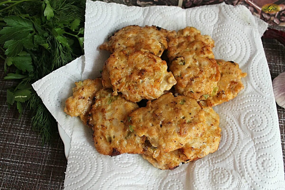 Рубленные котлеты из куриной грудки. Котлеты из макруруса. Мркморковь котлеты рубленые. Инвентарь для котлет рубленных. Рубленные котлеты жареные