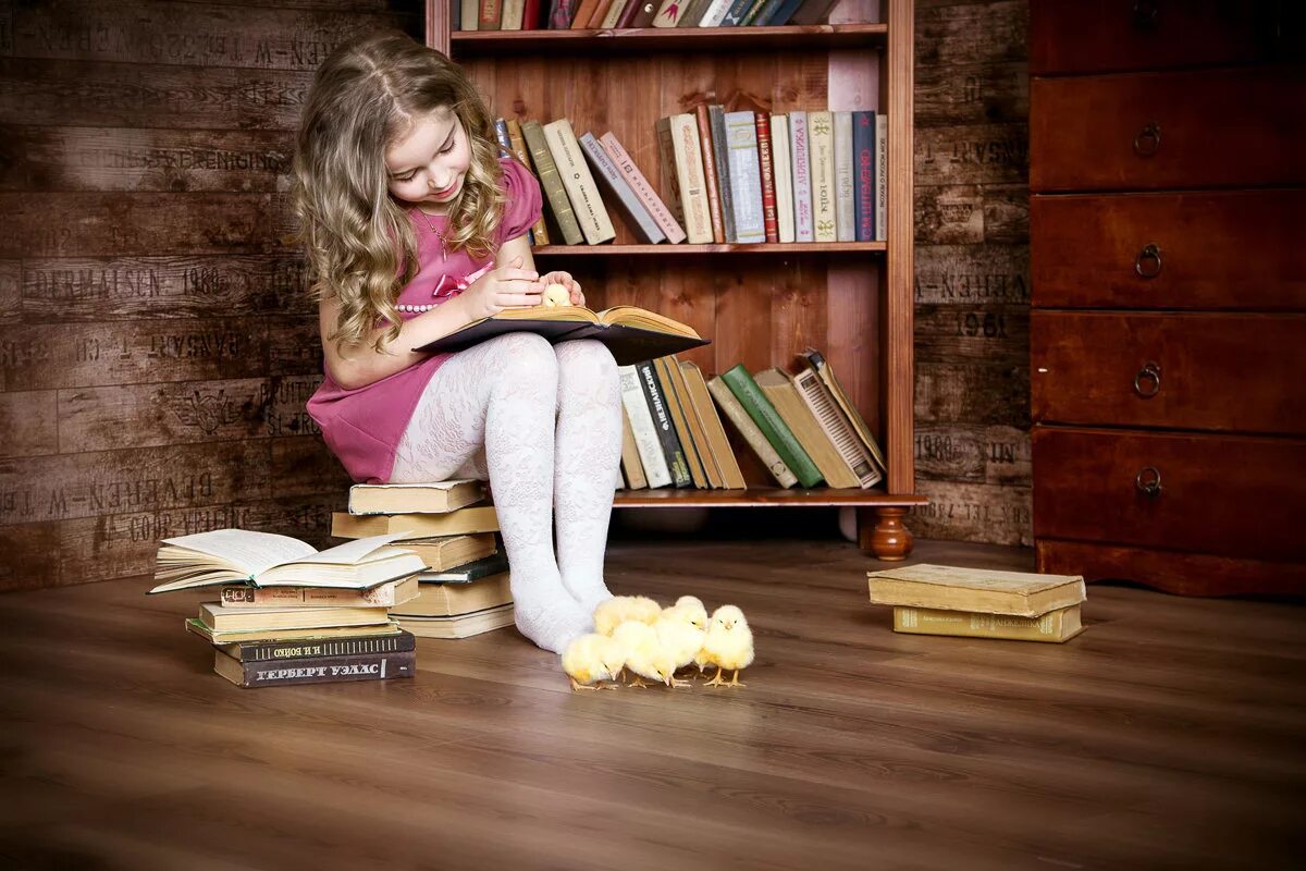 Нестандартное чтение. Чтение книг. Фотосессия с книгой. Дети читают. Фотосессия в библиотеке идеи.