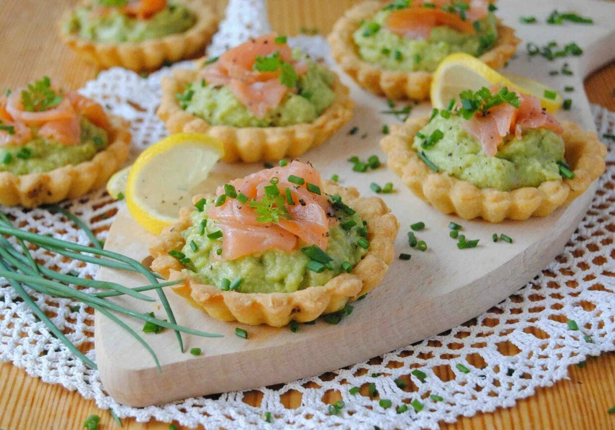 Закуска "тарталетки с сельдью". Тарталетка геншин. Рецепт тарталеток пошагово. Закуски в тарталетках на праздничный. Детские тарталетки.
