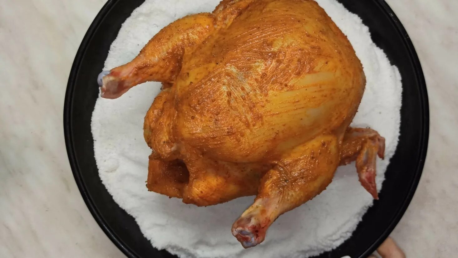 Как сделать корочку на курице. Курица в духовке на соли целиком с хрустящей корочкой. Сочная курица.