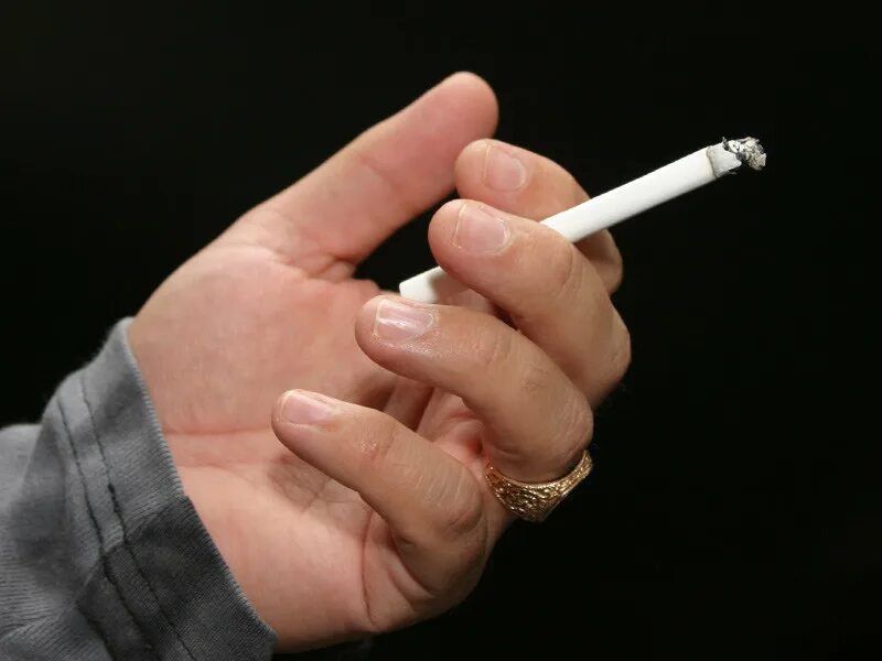 Люди умирают от сигарет. Смерть от курения сигарет. Курящие в России.