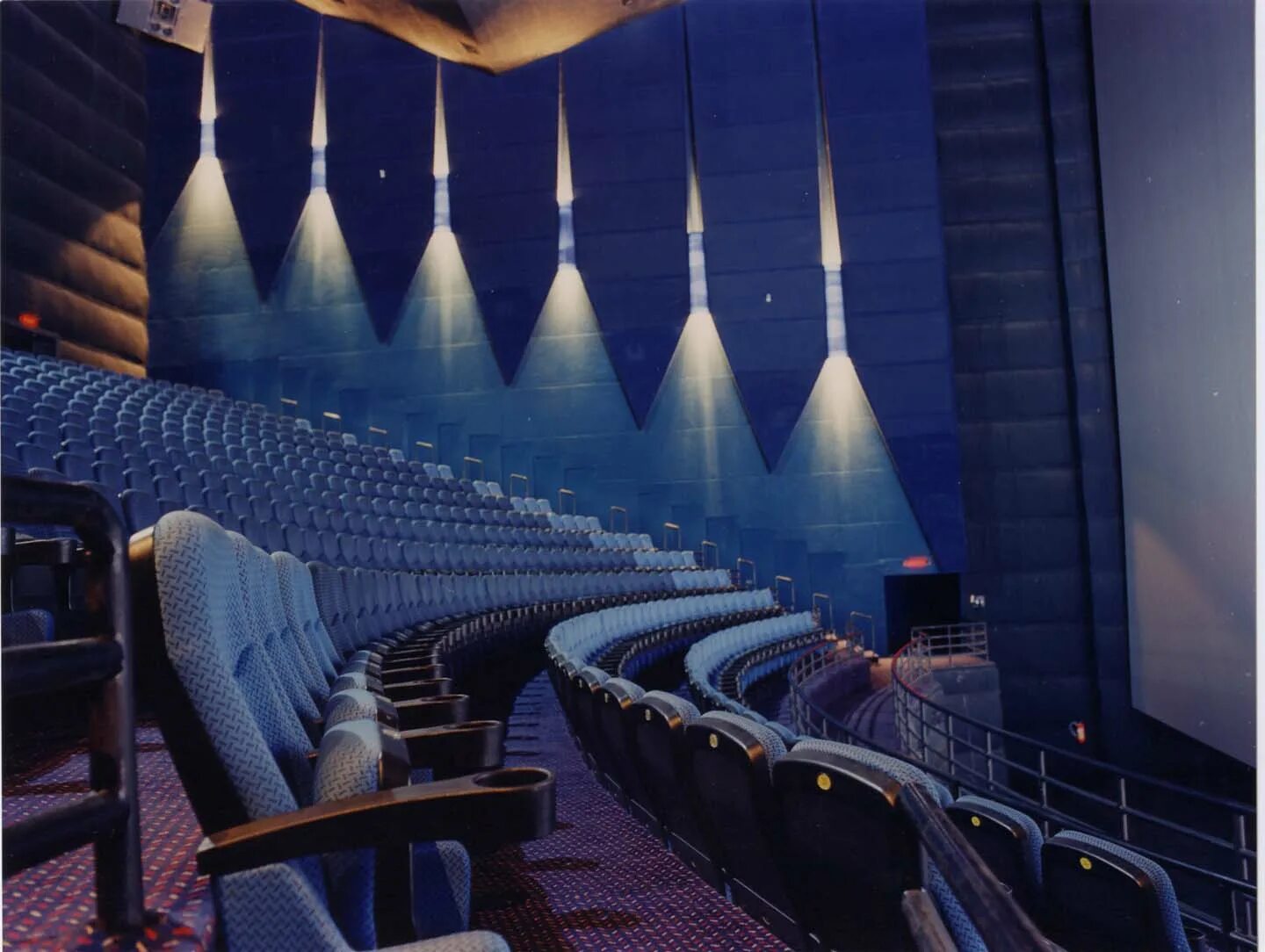 3д зал. Imax 3d. 5д зал. imax theatre airport (кинотеатр imax) аэропорт гонконга. самые большие кино в мире.